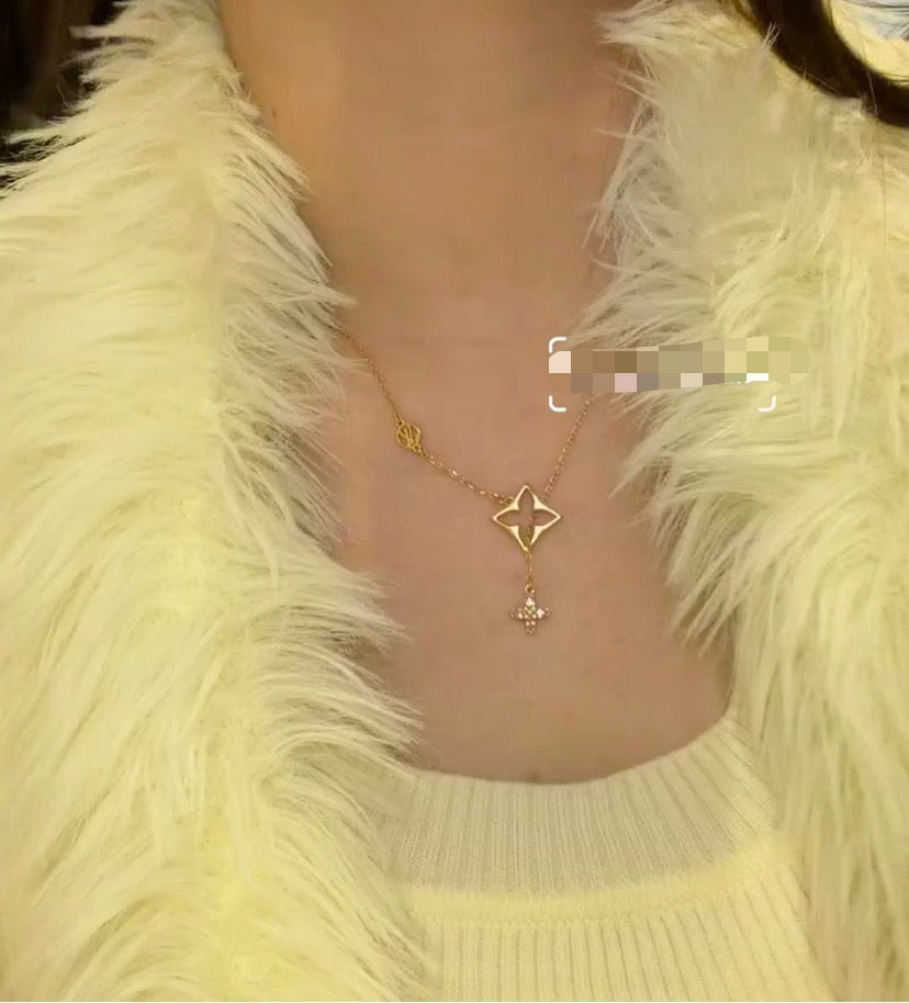 Clover Pendant Necklace in Gold-Tone – Clover Detail side detail