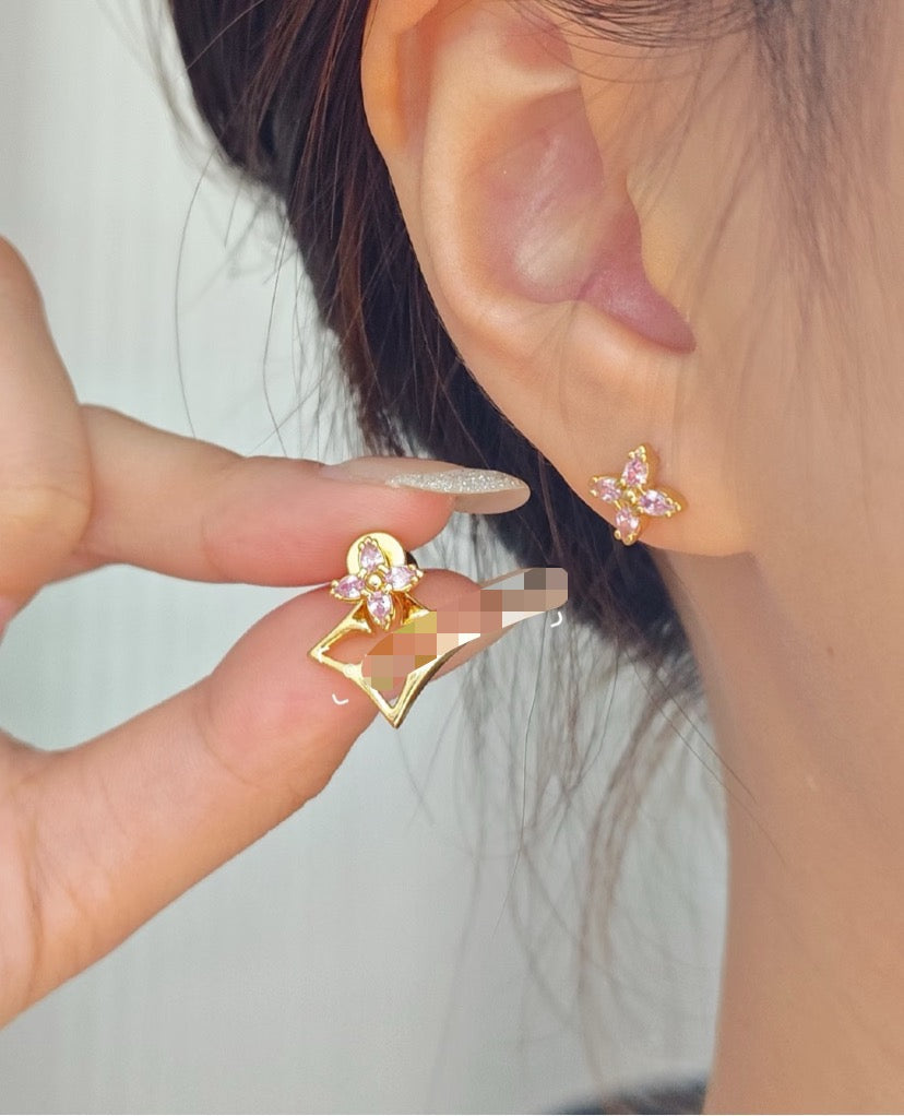 Clover Stud Earrings in Gold-Tone – Clover Detail main product view