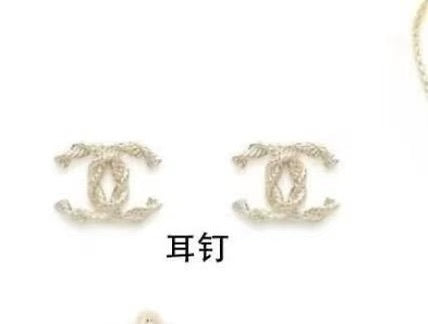 Double-C Emblem Stud Earrings in Polished Metal-Tone – Design 325 main product view