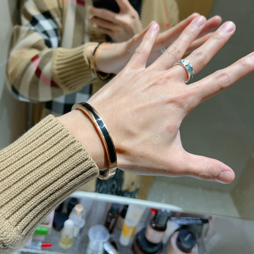 Serpentine Bangle in Polished Metal-Tone – Serpentine Detail detail view