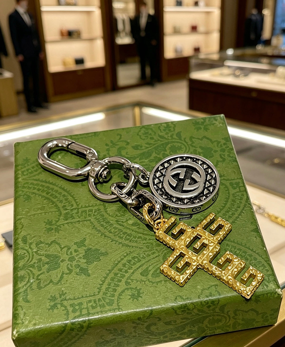 Double-G Emblem Keychain in Polished Metal-Tone – Design 012 close-up detail