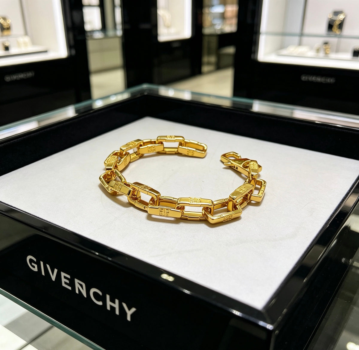4G Emblem Emblem Bracelet – Design 01 close-up view