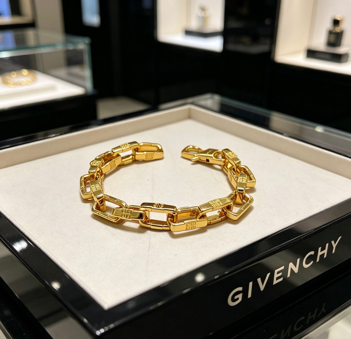 Floral Bracelet in Gold-Tone – Design 001 detail view