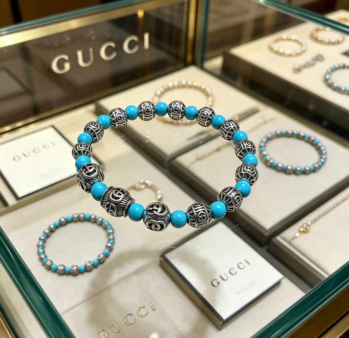 Double-G Emblem Beaded Bracelet in Polished Metal-Tone – Agate Detail – Design 012 side detail
