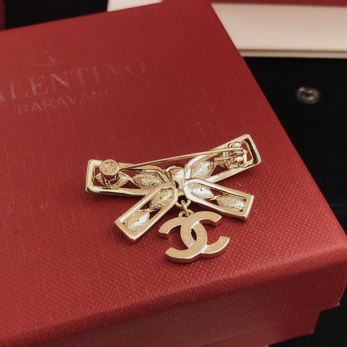 Bow Brooch in Gold-Tone – Design 001 side detail