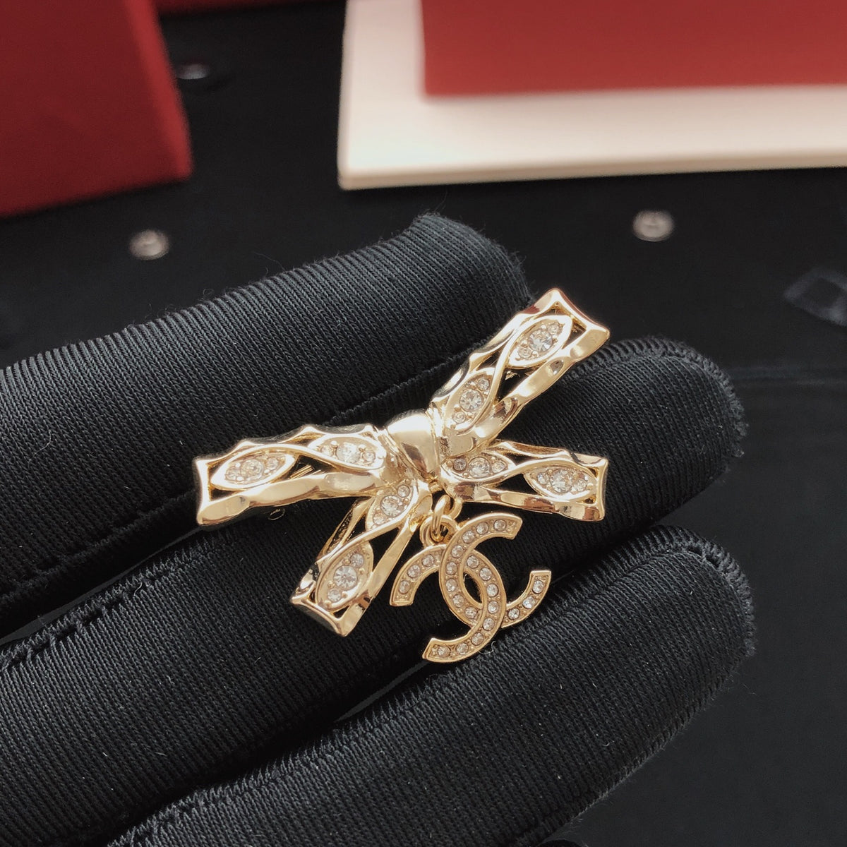 Bow Brooch in Gold-Tone – Design 001 close-up detail