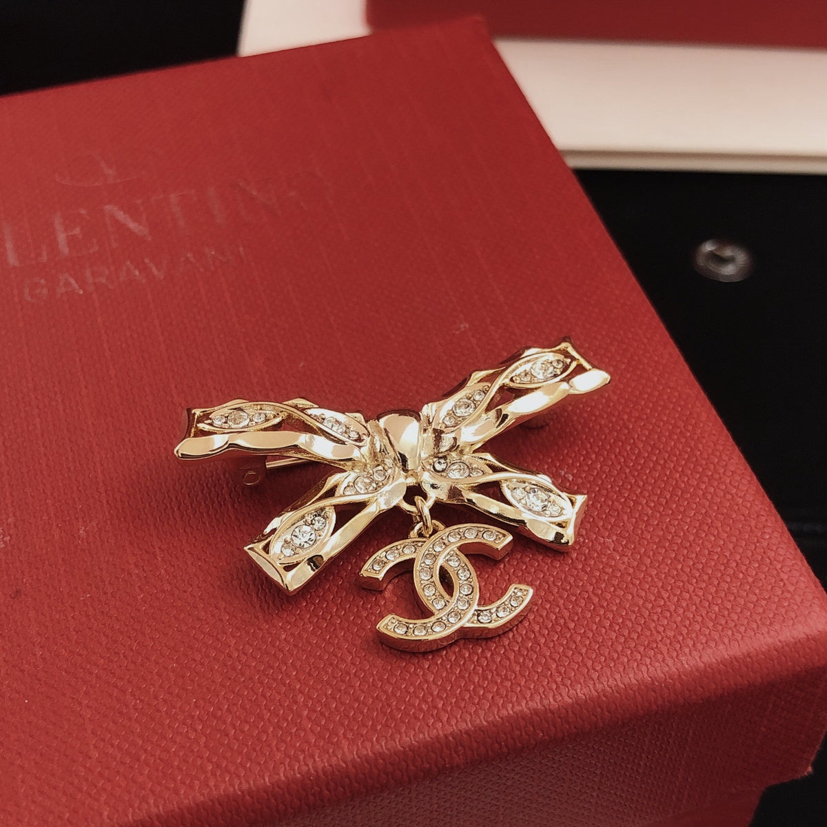 Bow Brooch in Gold-Tone – Design 005 detail view