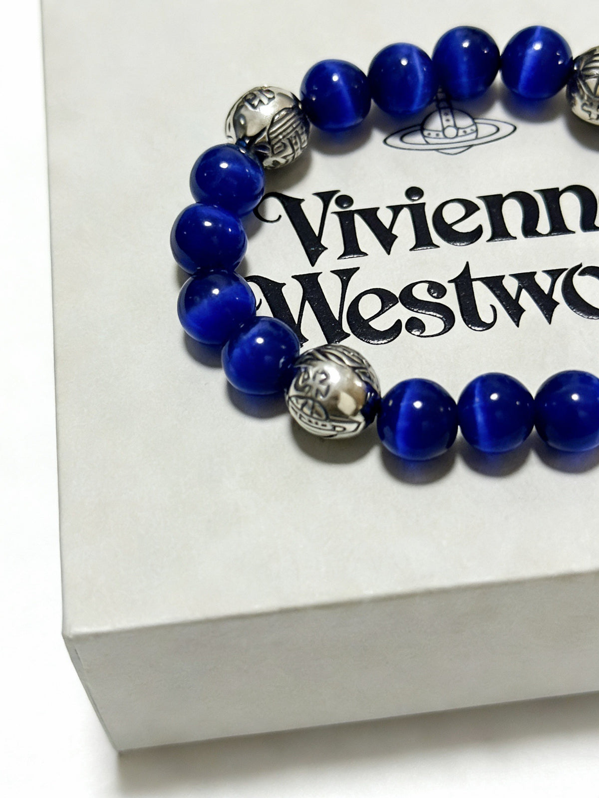 Orb-Inspired Emblem Bracelet in Silver-Tone – Vintage Detail – Design 013 side detail