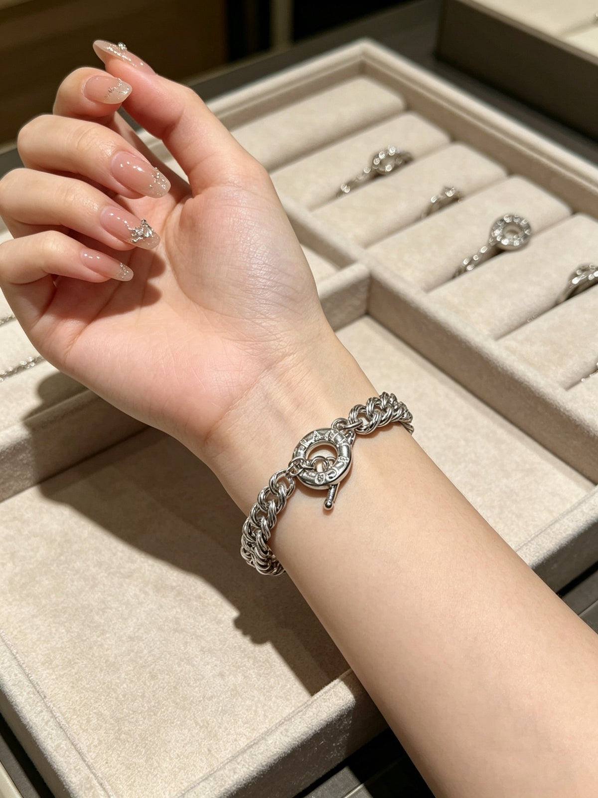 Signature Motif Bracelet in Silver-Tone – Vintage Detail – Design 80 main product view
