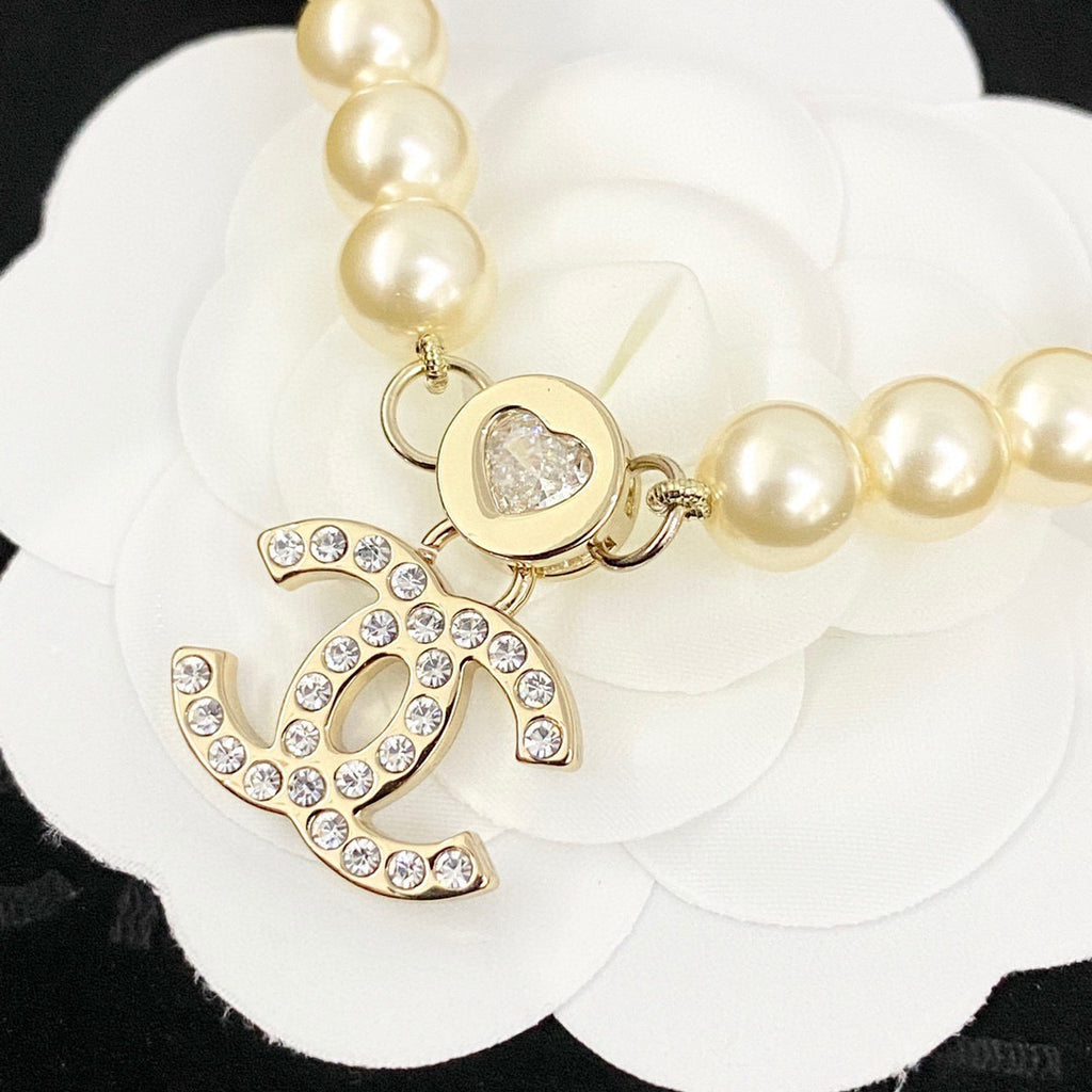 Pearl Pearl-Detail Pendant Necklace – Pearl Detail – Design 055 close-up detail