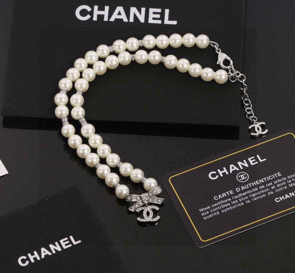 Bow Pearl-Detail Pendant Necklace – Pearl Detail – Design 011 detail view