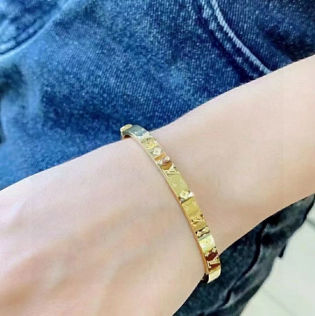Clover Bangle in Polished Metal-Tone – Clover Detail – Design 015 main product view