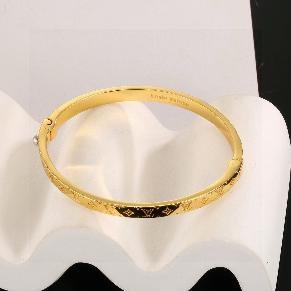Clover Bangle in Polished Metal-Tone – Clover Detail – Design 007 styled product view