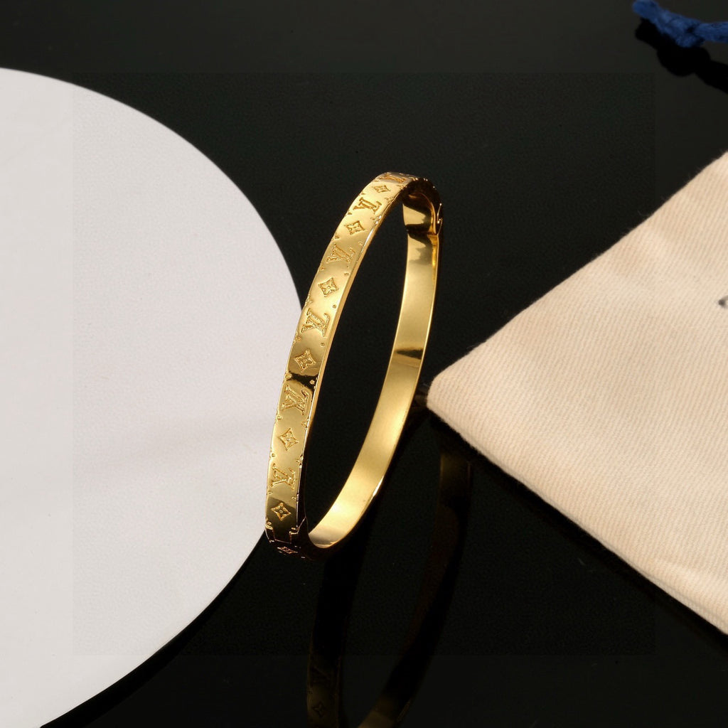 Clover Bangle in Polished Metal-Tone – Clover Detail – Design 007 side detail