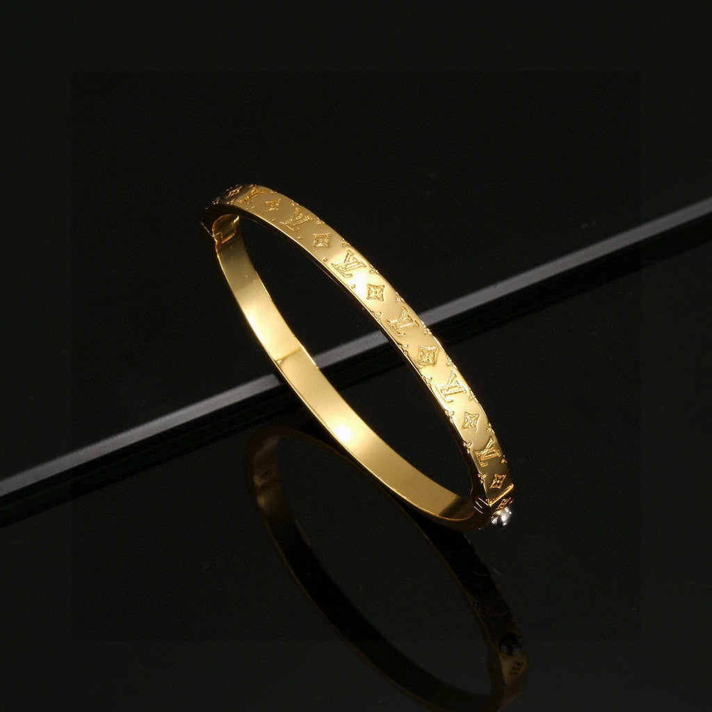 Clover Bangle in Polished Metal-Tone – Clover Detail – Design 007 close-up detail