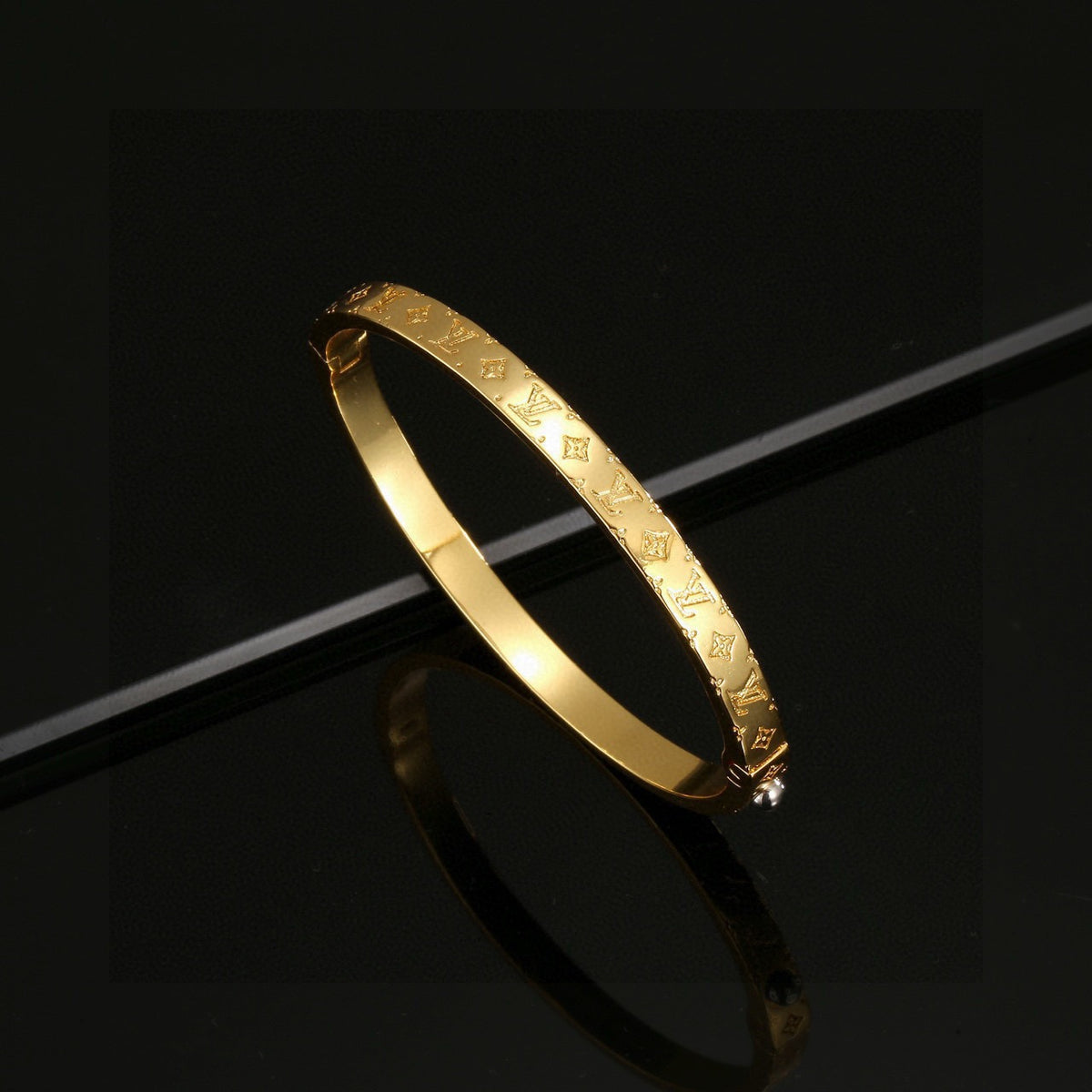 Clover Bangle in Polished Metal-Tone – Clover Detail – Design 015 close-up detail