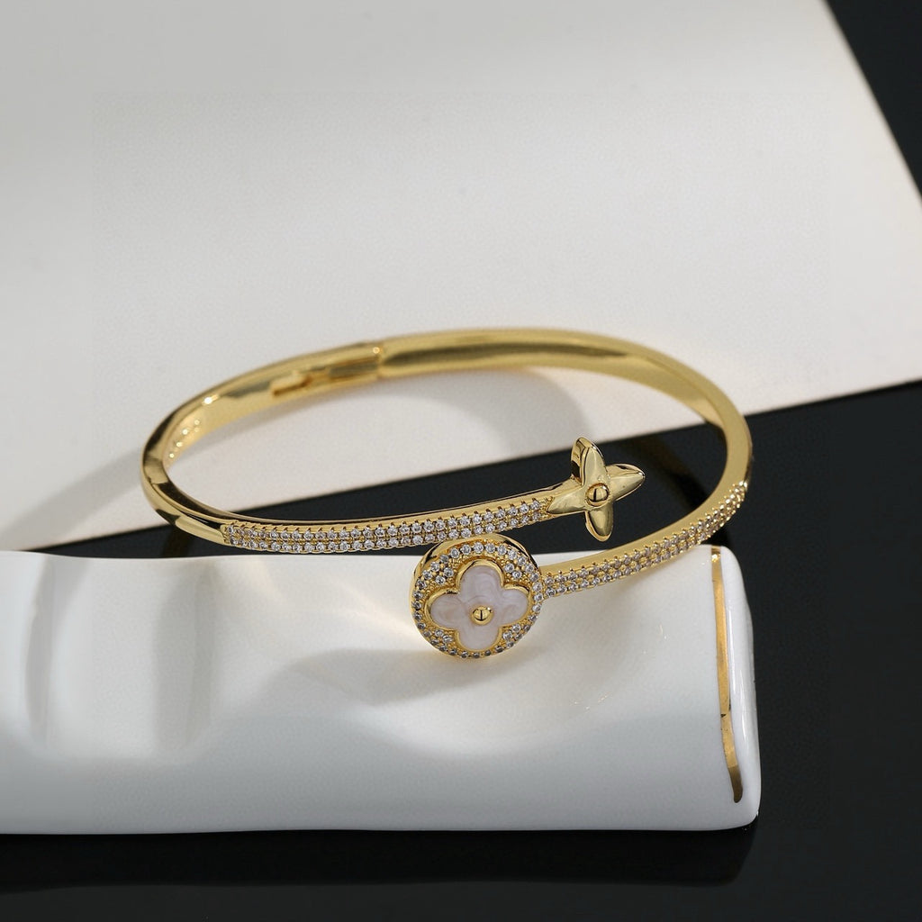 Clover Bangle in Polished Metal-Tone – Clover Detail – Design 014 close-up detail