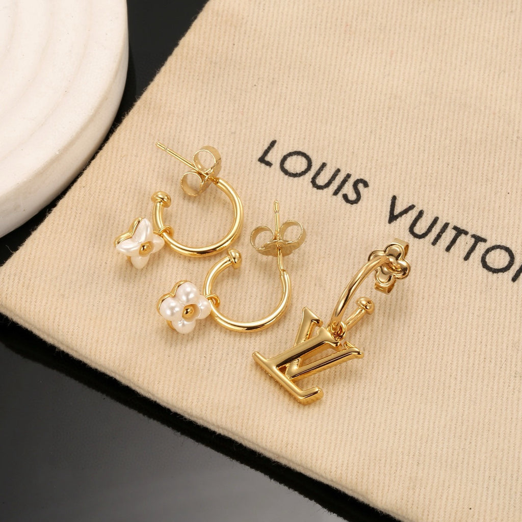 Clover Stud Earrings in Polished Metal-Tone – Clover Detail – Design 008 main product view