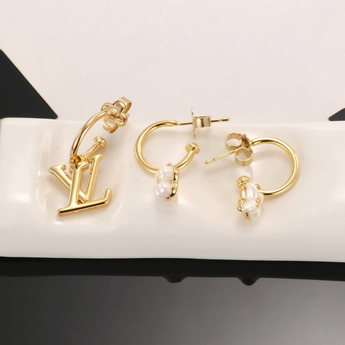 Clover Stud Earrings in Polished Metal-Tone – Clover Detail – Design 016 detail view