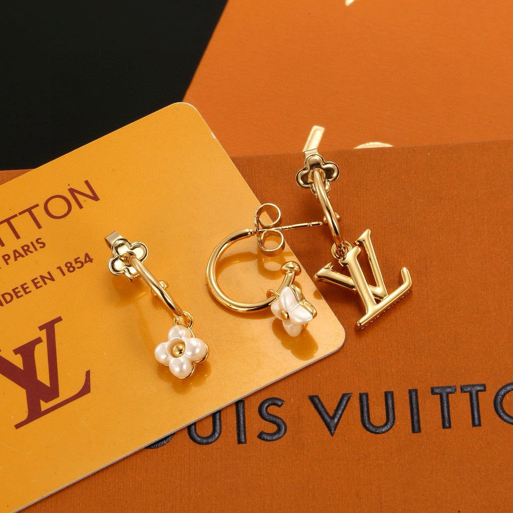 Clover Stud Earrings in Polished Metal-Tone – Clover Detail – Design 008 main product view