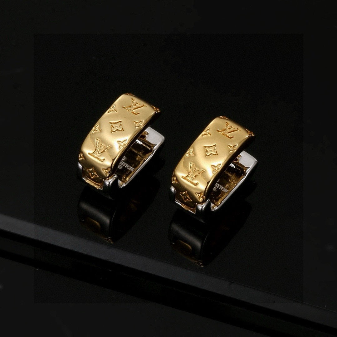Clover Stud Earrings in Polished Metal-Tone – Clover Detail – Design 015 detail view