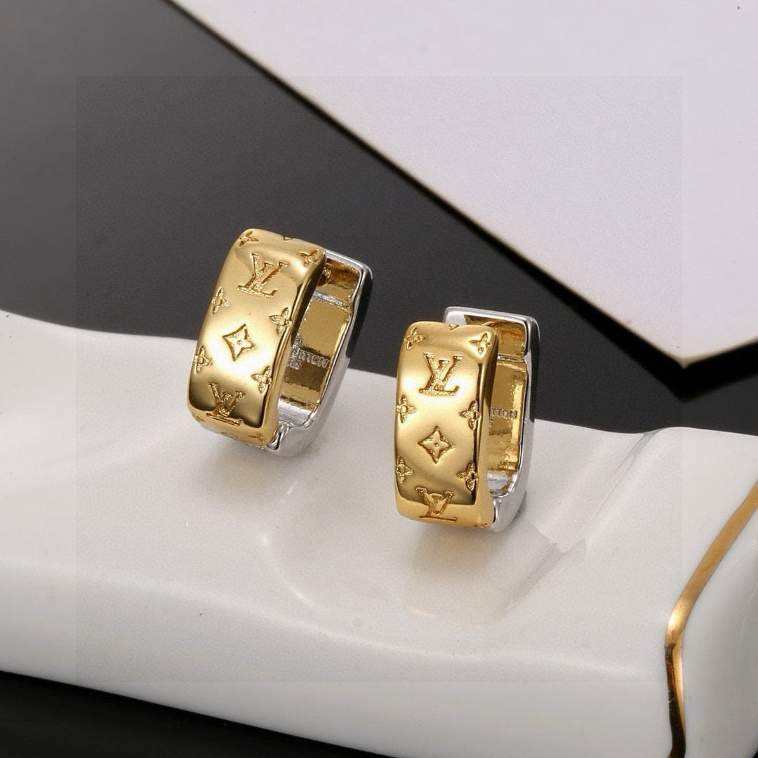 Clover Stud Earrings in Polished Metal-Tone – Clover Detail – Design 007 close-up detail