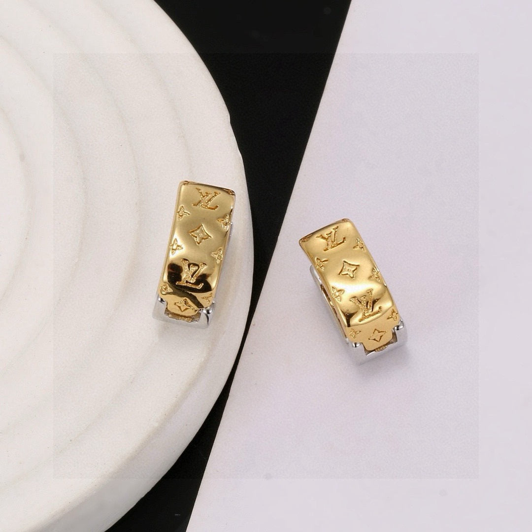 Clover Stud Earrings in Polished Metal-Tone – Clover Detail – Design 015 main product view