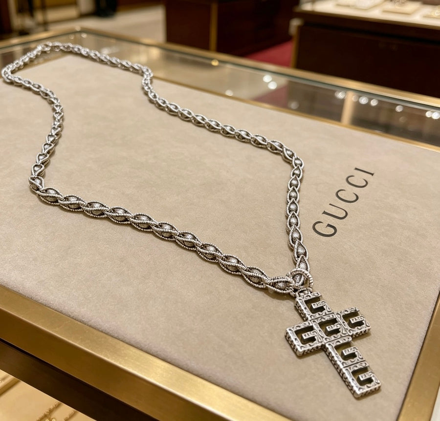 Double-G Emblem Pendant Necklace in Silver-Tone – Vintage Detail – Design 050 main product view