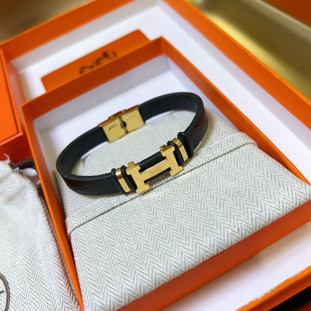 Horse Bangle in Polished Metal-Tone – Design 014 close-up detail