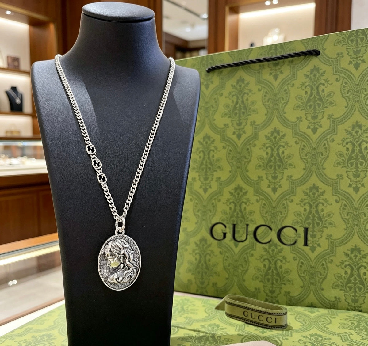 Double-G Emblem Pendant Necklace in Silver-Tone – Vintage Detail – Design 054 main product view