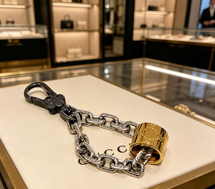 Double-G Emblem Keychain in Polished Metal-Tone – Design 054 main product view