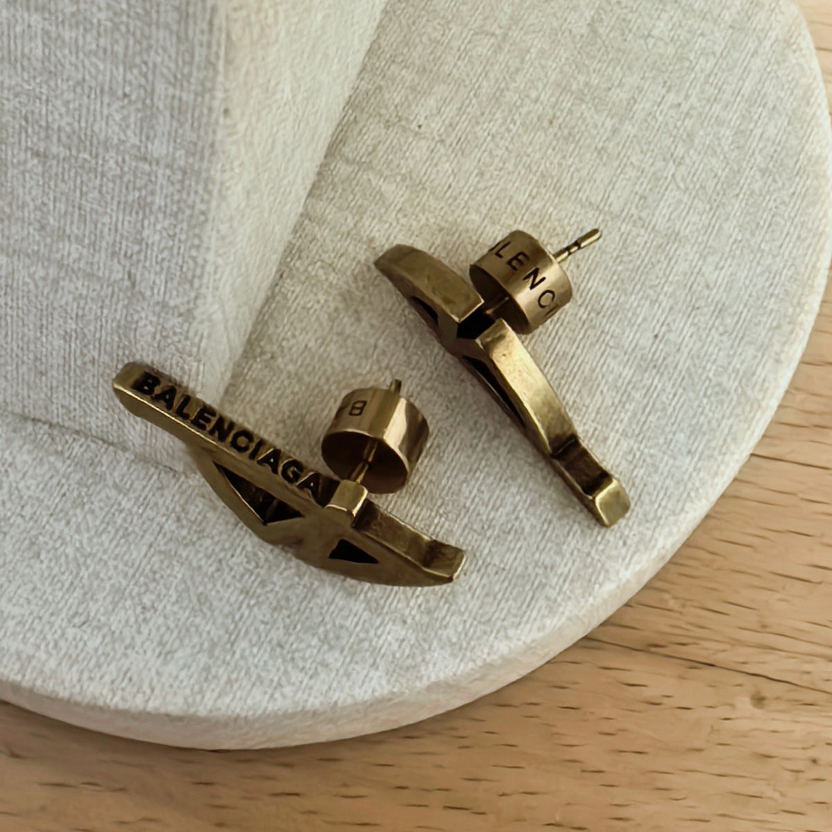 Ring Motif Statement Earrings in Gold-Tone – Vintage Detail – Design 002 detail view