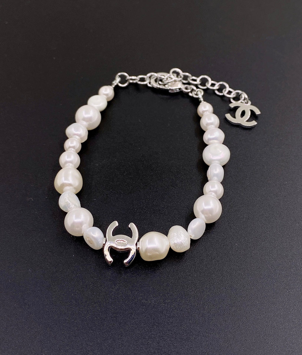Pearl Bracelet in Gold-Tone – Pearl Detail – Design 003 main product view