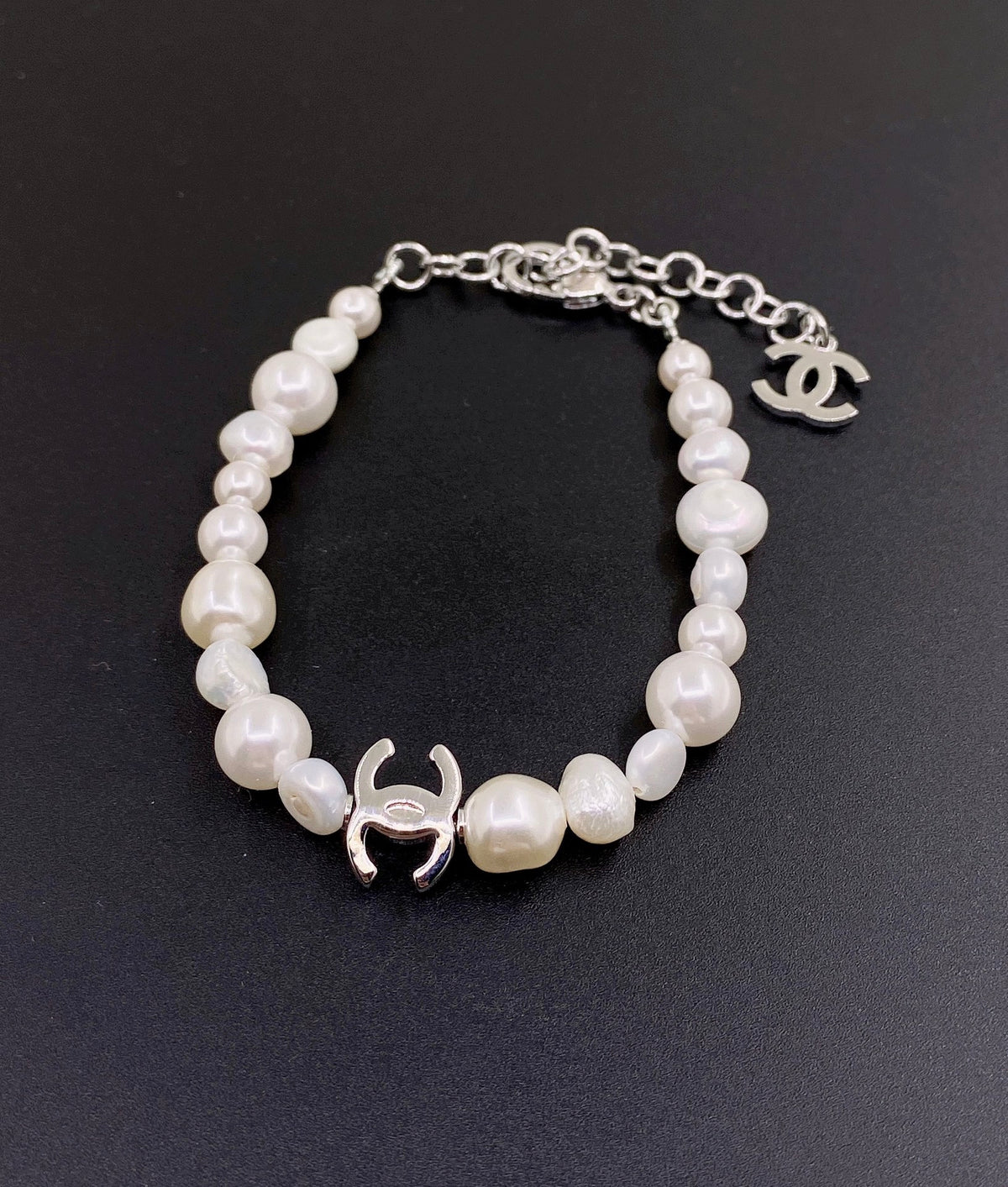 Pearl Bracelet in Gold-Tone – Pearl Detail – Design 005 main product view