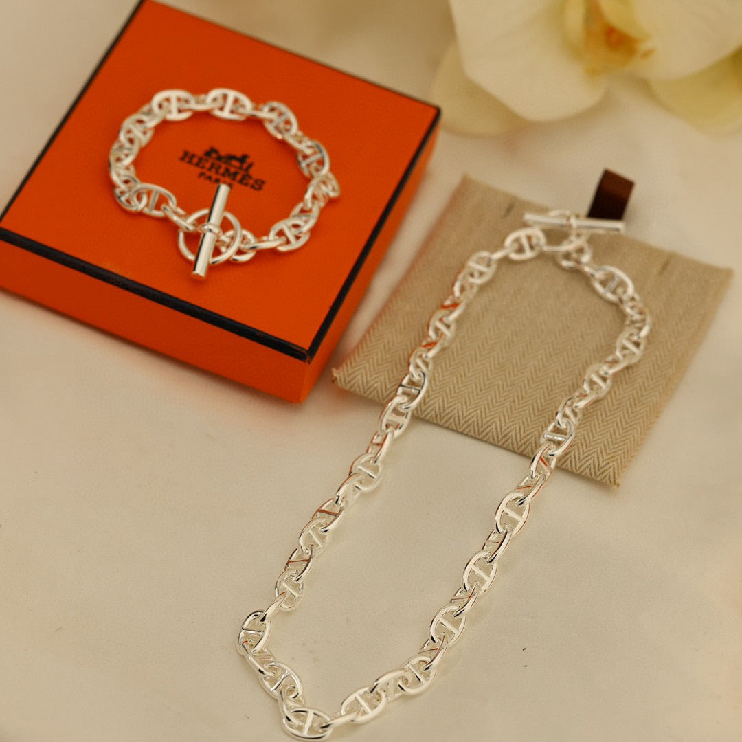 Toggle Bracelet in Polished Metal-Tone – Toggle Detail – Design 002 main product view