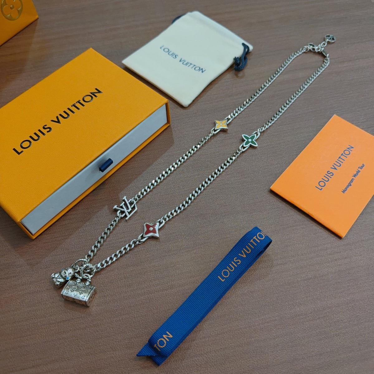 Chain Pendant Necklace in Silver-Tone – Design 037 side detail