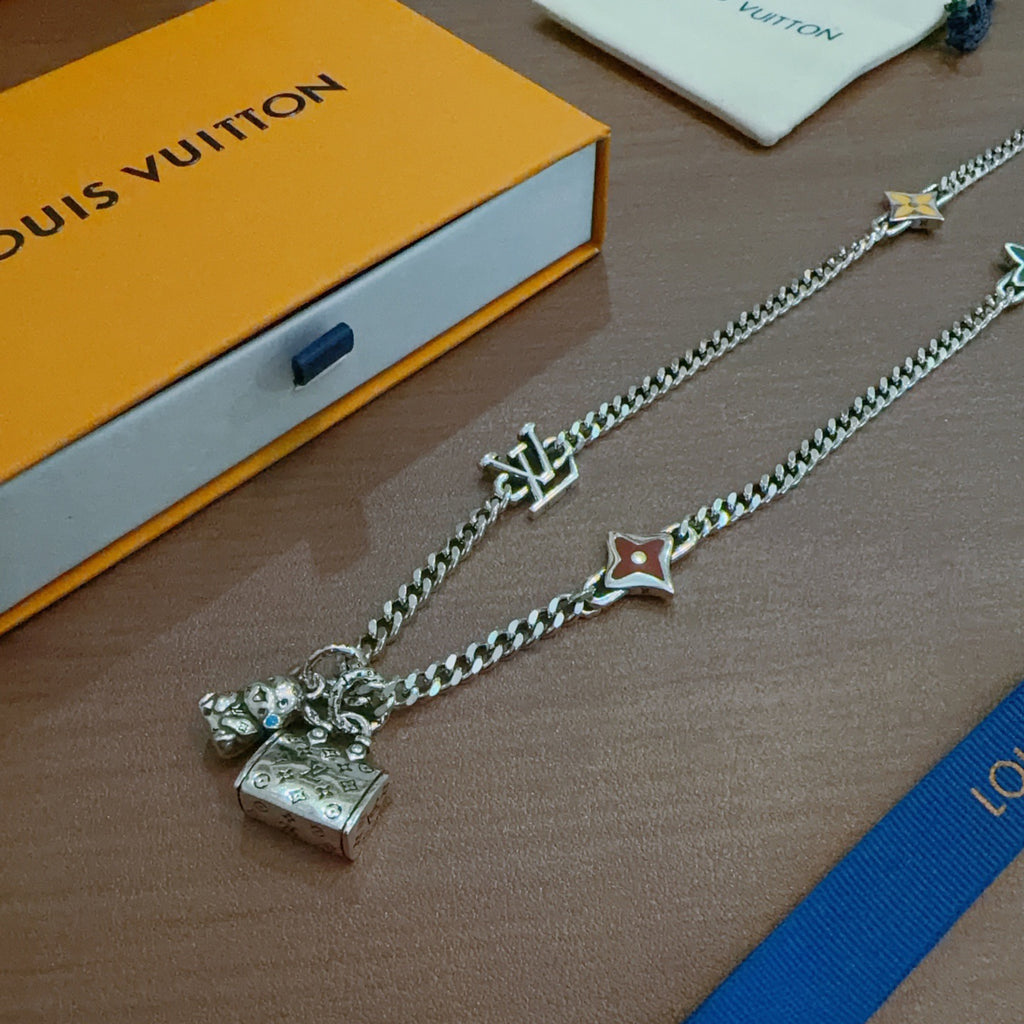 Chain Pendant Necklace in Silver-Tone – Design 037 close-up detail