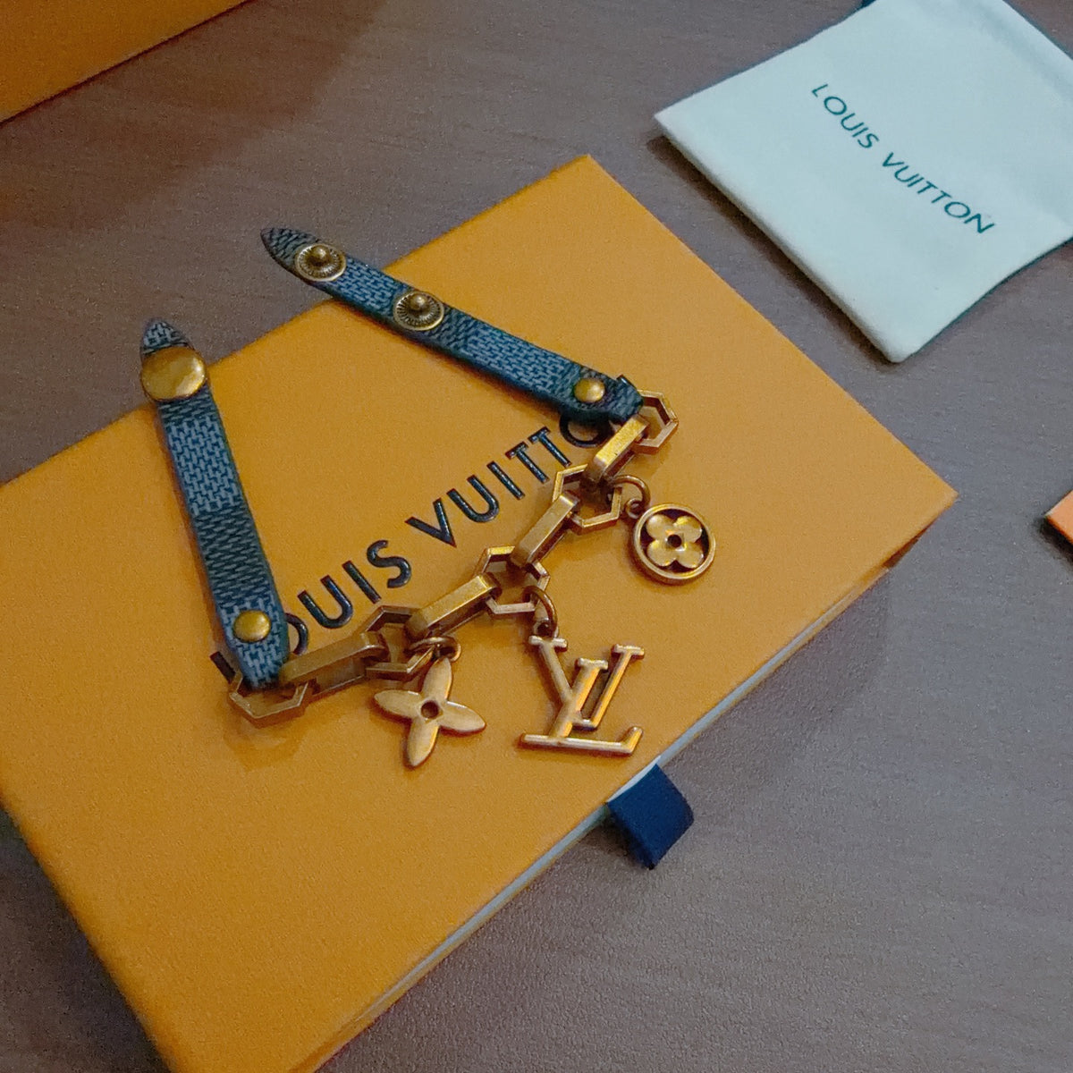 Geometric Emblem Leather-Detail Bracelet – Leather Detail – Design 020 detail view