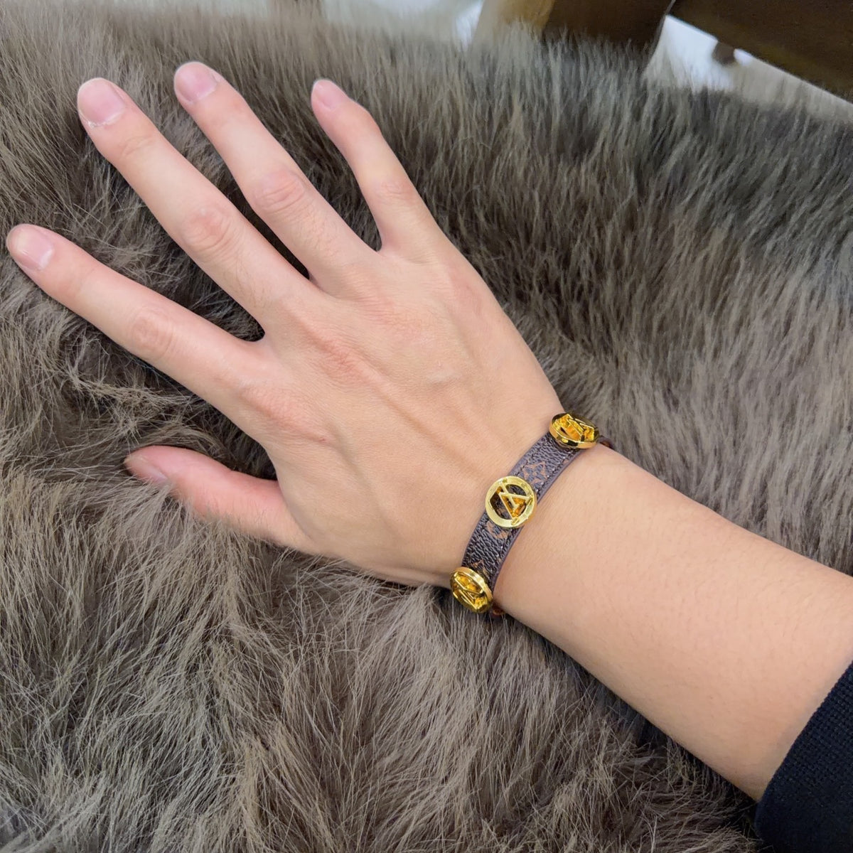 Geometric Emblem Leather-Detail Bracelet – Leather Detail – Design 018 detail view