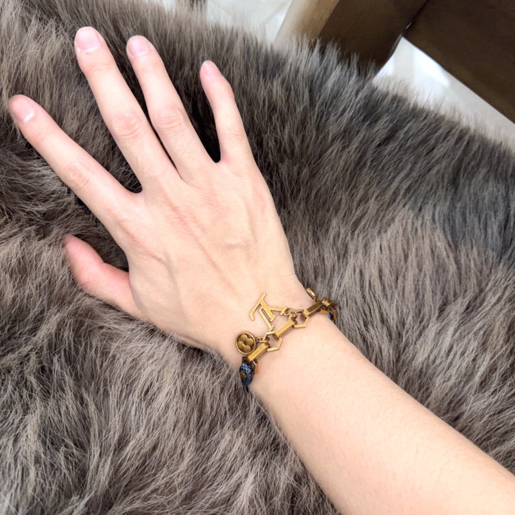 Geometric Emblem Leather-Detail Bracelet – Leather Detail – Design 017 detail view