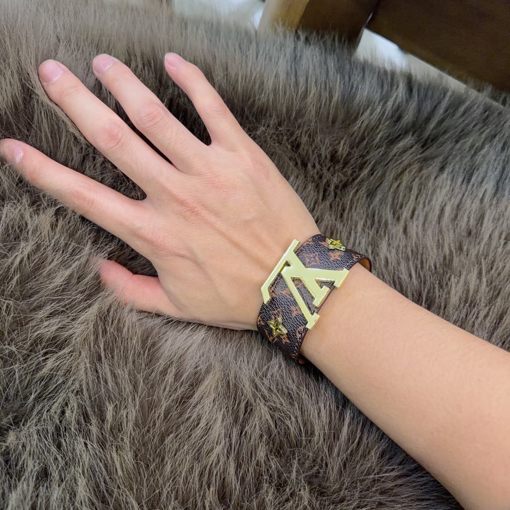 Geometric Emblem Leather-Detail Bracelet – Leather Detail – Design 015 detail view