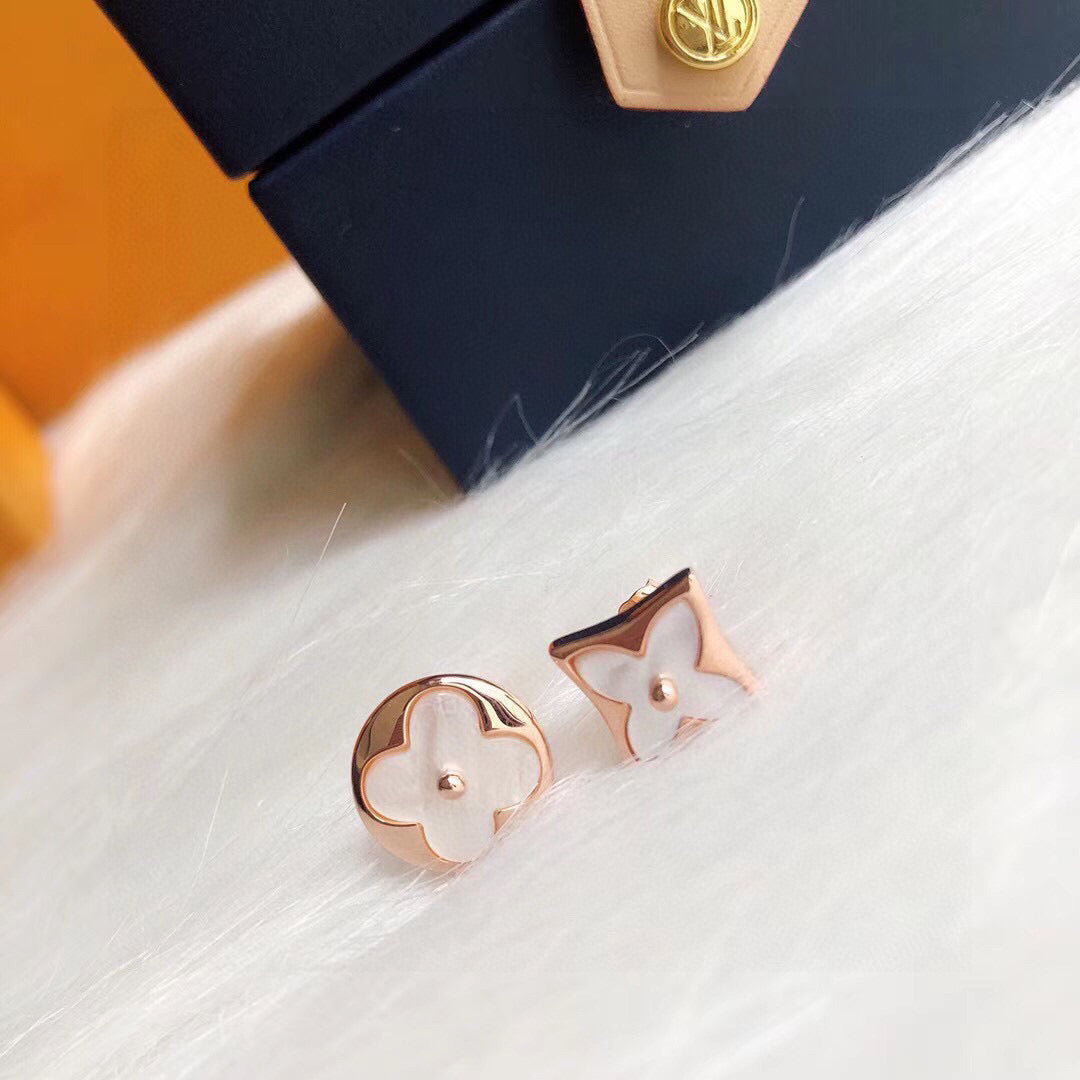 Clover Stud Earrings in Rose-Gold-Tone – Rose Gold Detail – Design 006 front product view