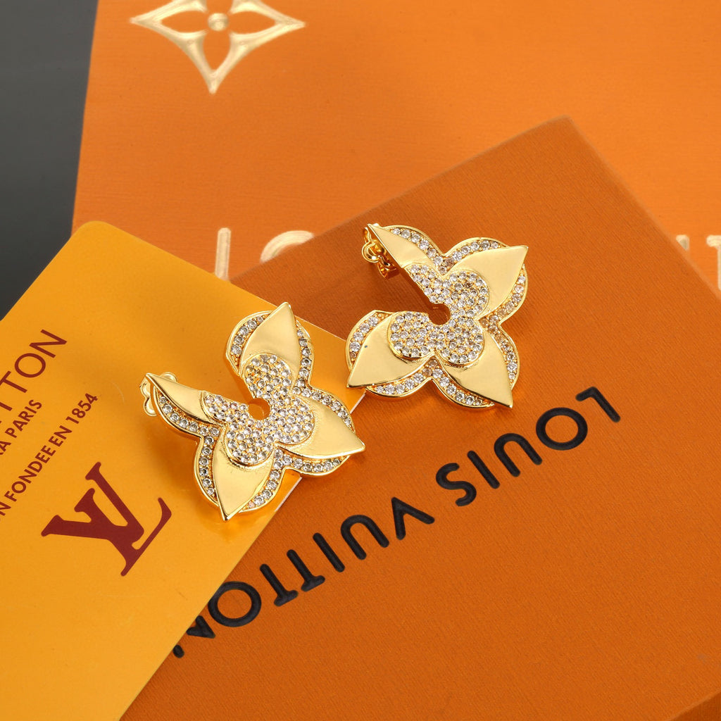 Clover Stud Earrings in Gold-Tone – Clover Detail – Design 008 main product view