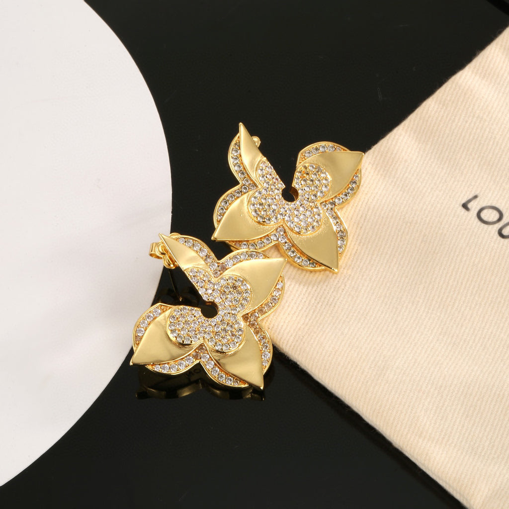 Clover Stud Earrings in Gold-Tone – Clover Detail – Design 008 detail view