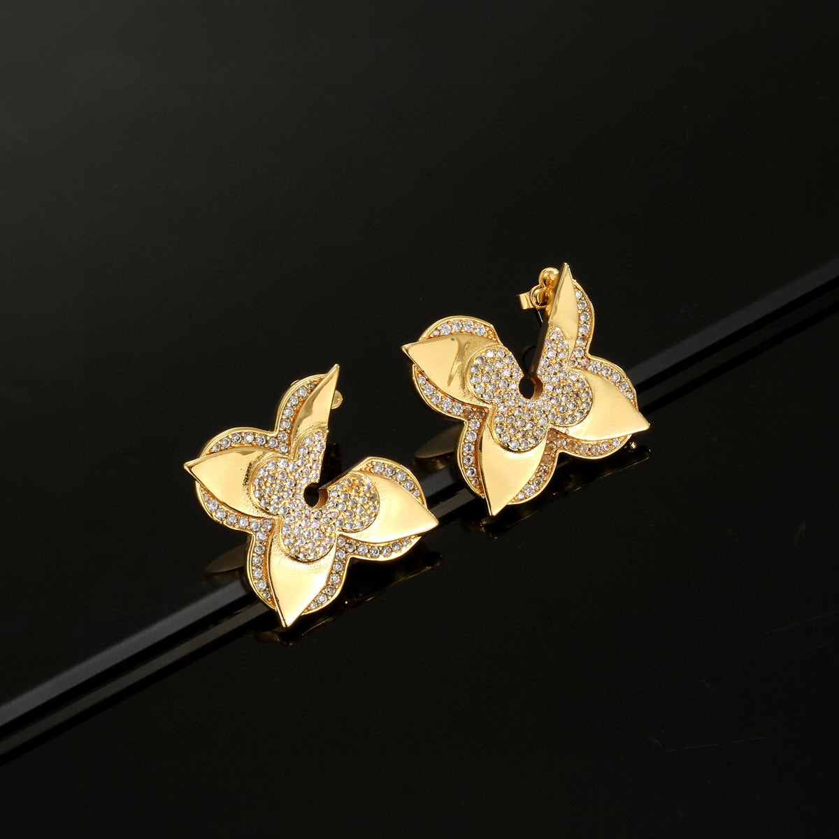 Clover Stud Earrings in Gold-Tone – Clover Detail – Design 008 close-up detail