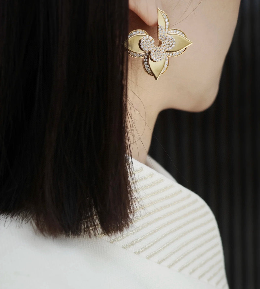 Clover Stud Earrings in Gold-Tone – Clover Detail – Design 008 side detail