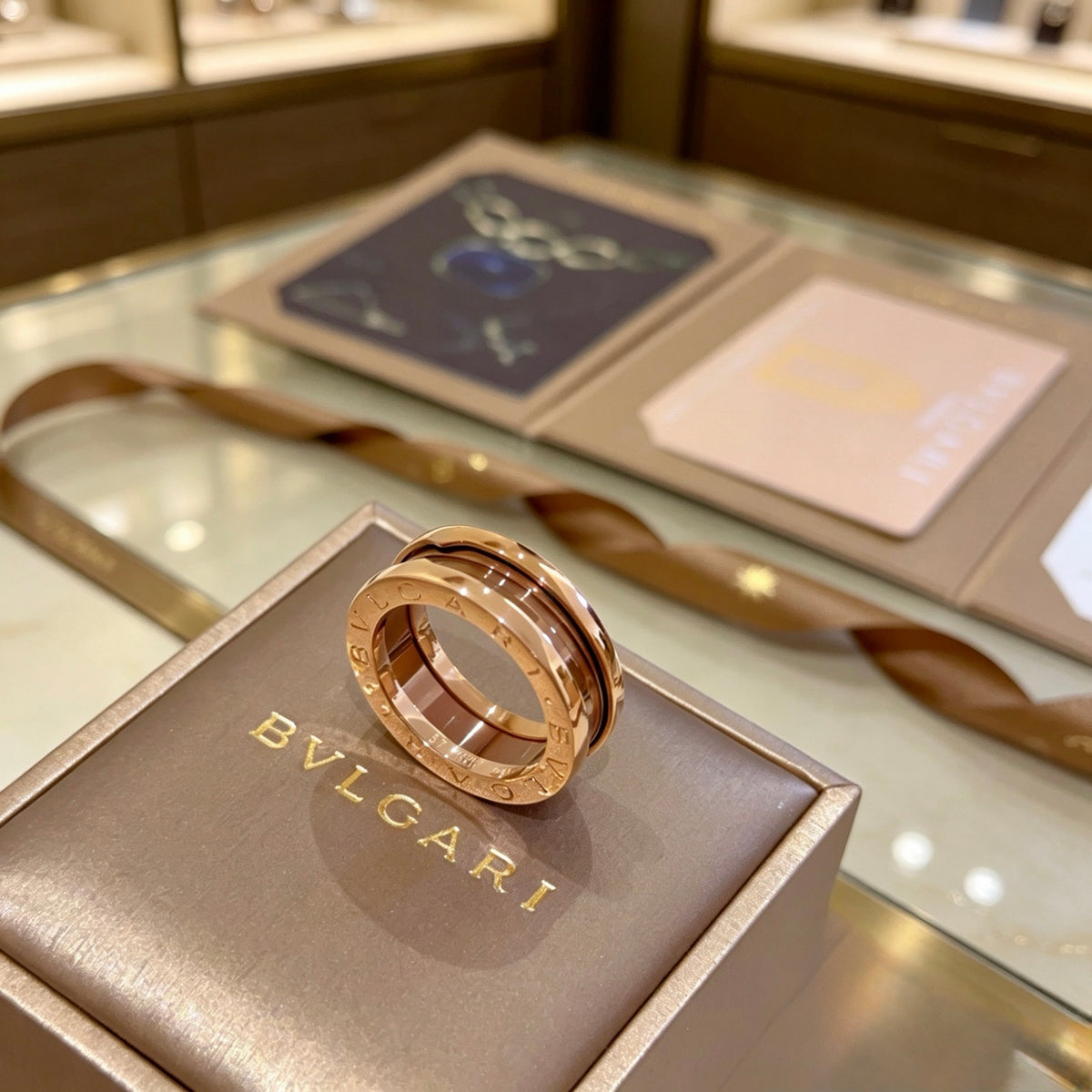 Geometric Emblem Statement Ring in Rose-Gold-Tone – Rose Gold Detail – Design 006 side detail