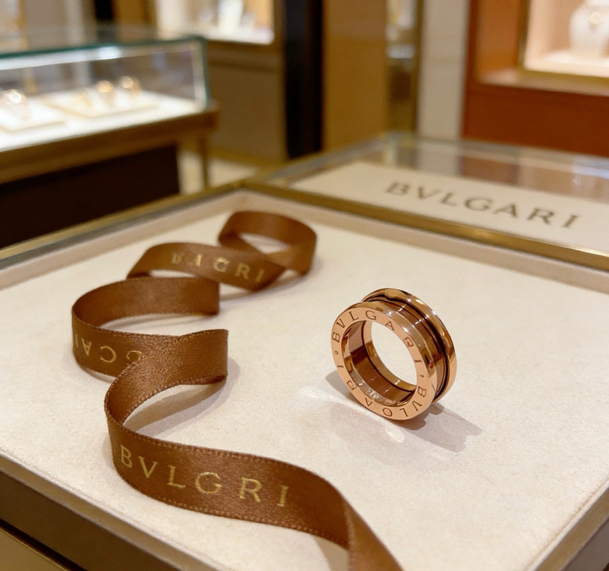 Geometric Emblem Statement Ring in Rose-Gold-Tone – Rose Gold Detail – Design 004 detail view