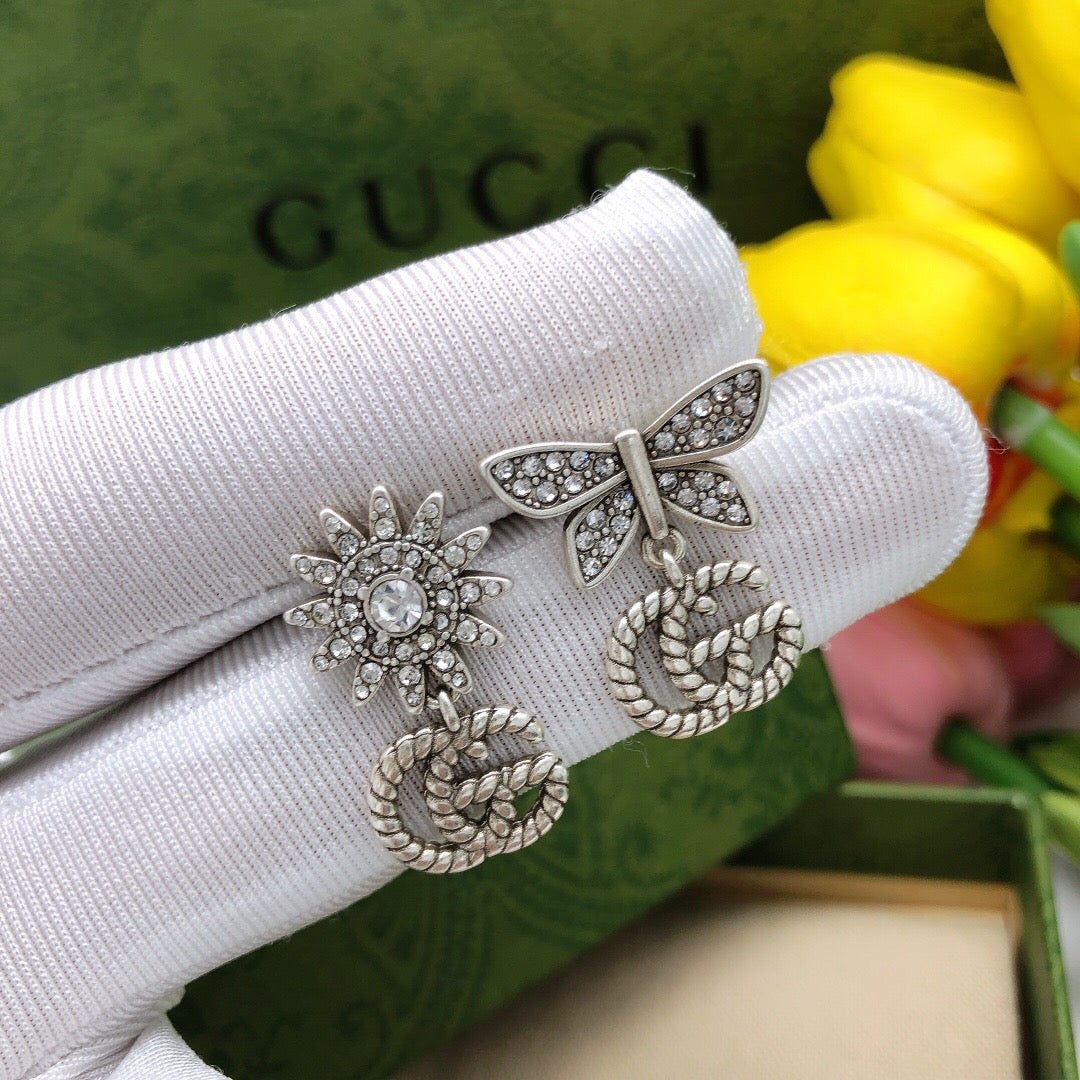 Double-G Emblem Stud Earrings in Polished Metal-Tone – Design 028 detail view