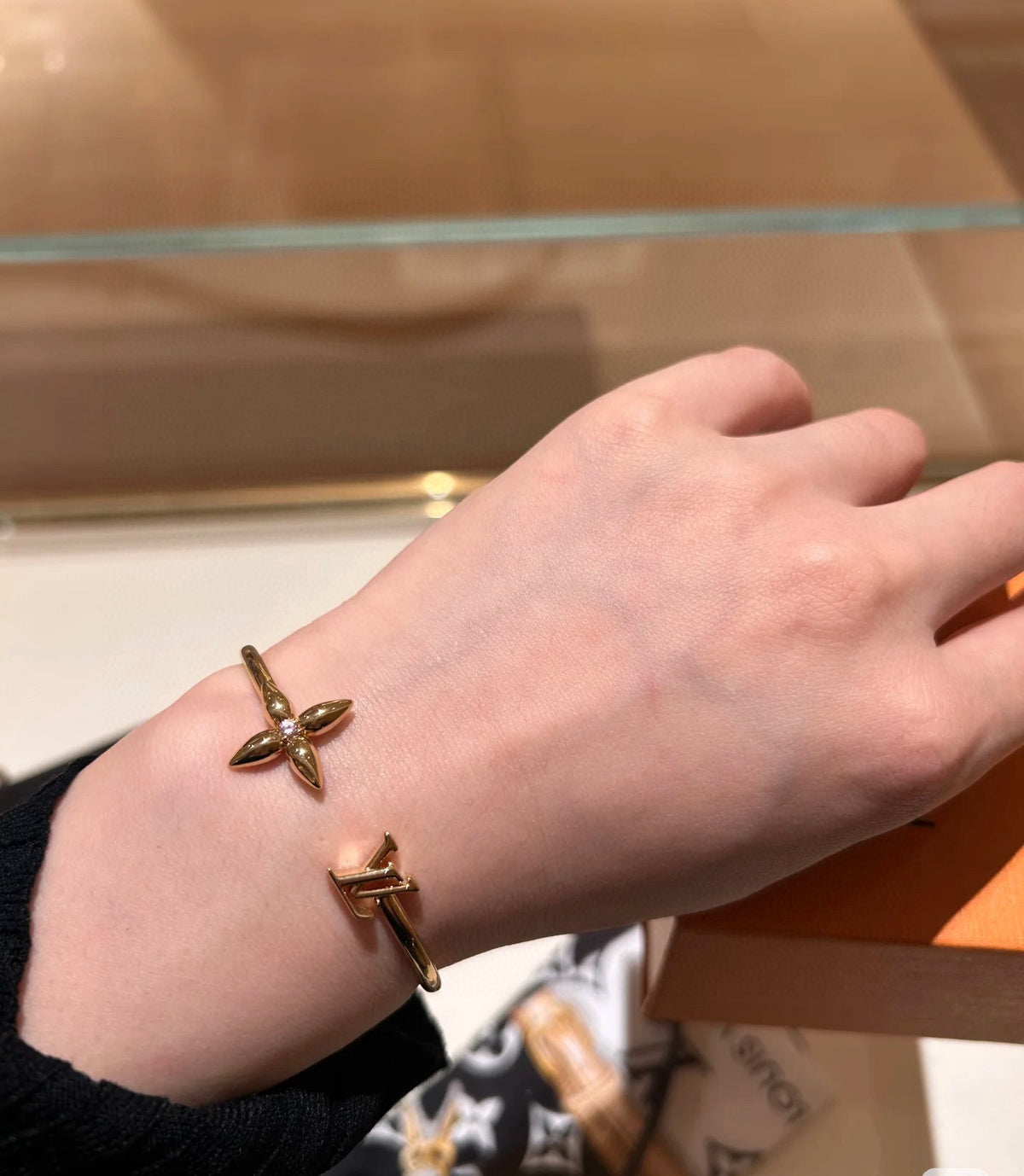 Clover Bangle in Polished Metal-Tone – Clover Detail – Design 013 detail view